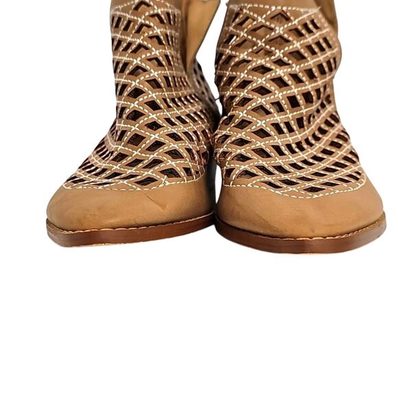 Cape Robbin Womens Vegan Leather Tan Cutout Pull On Tab 1.5" Heel Booties Size 8 - Picture 3 of 9
